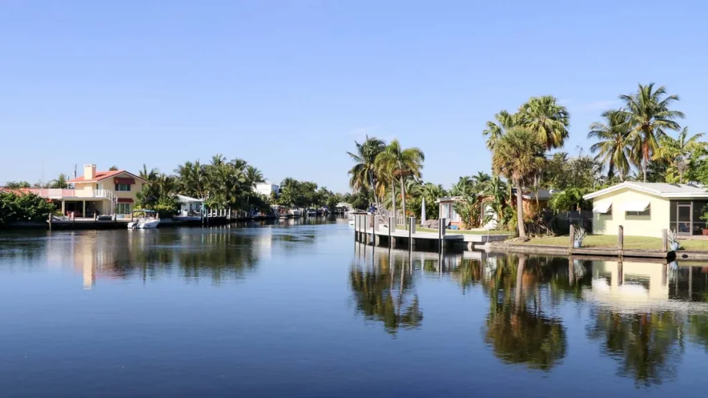 Scenic waterfront homes in Wilton Manors with palm trees and calm water